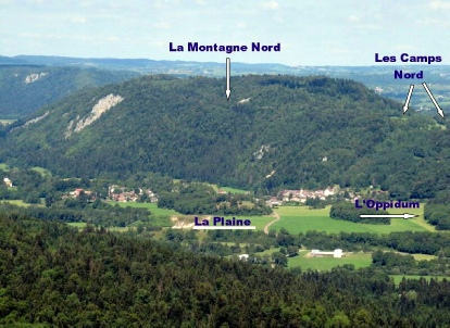 Le site vu de la colline de la Liège (au niveau du village Le Vaudioux) - Le village de Syam au pied de la colline et les Forges de Syam sur la gauche, lieu ancien de la métallurgie